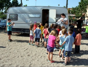 La caravana que pares, alumnes i mestres reconvertiran amb la nova biblioteca de l'escola Castellum ACN