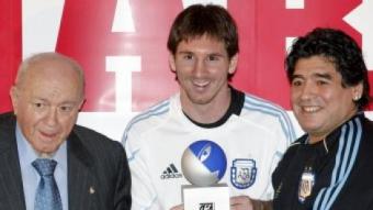 Leo Messi recull de mans de Di Stéfano el trofeu que porta el mateix nom, acompanyat de Diego Armando Maradona. A baix, Messi saluda Pelé en la gala de la Pilota d'Or. A la dreta, Johan Cruyff EFE / EL 9 / O. DURAN