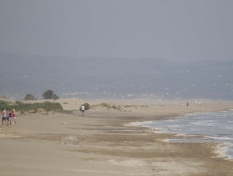 La platja de la Marquesa amb el far del Fangar al fons. JOSÉ CARLOS LEÓN