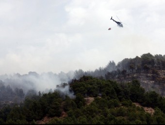 Cinc mitjans aeris van activar-se per sufocar l'incendi forestal d'Alfarràs. També es van fer cremes controlades d'eixamplament per frenar l'avanç del foc. S.MIRET./ ACN