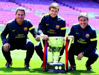 Aureli Altimira, Tito Vilanova i Jordi Roura posen amb el trofeu de la lliga sobre la gespa del Camp Nou FCBARCELONA