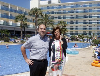 Enric Aragonès i Montserrat Iscla, fotografiats en una de les piscines del Golden Hotel Taurus Park de Pineda.  ORIOL DURAN