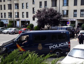 La policia davant d'un domicilis de Girona que va escorcollar. JOAN CASTRO / ICONNA