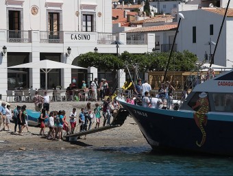 Turistes divendres passat pujant en un dels vaixells a Cadaqués que fan ruta pel Cap de Creus. MANEL LLADÓ