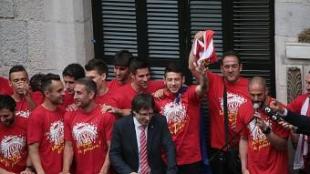 Els jugadors del Girona , al balcó de l'Ajuntament MANEL LLADÓ