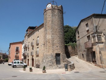 Una imatge de la Torre de les Hores, al nucli antic de Cervià de Ter, amb l'estelada del Castell, al fons. JOAN SABATER