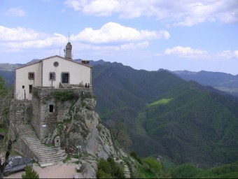 El Santuari de Bellmunt , a Sant Pere de Torelló, està enfilat a 1.247 m EL PUNT AVUI