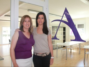 Rosa Salvía i Eva Juncà, a la seu d'Aurea Acadèmia de Formació i Arts, a Balaguer.  D.M