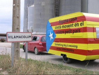 La caravana, amb que es promociona Rius de Llibertat, a Vilacolum EL PUNT AVUI