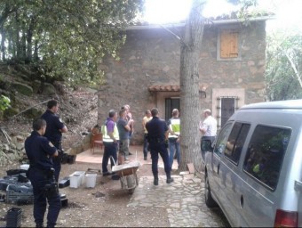 La masia on la Policía Nacional va detenir ahir al matí tres integrants més de l'organització. L'operació s'ha saldat amb l'arrestament de 23 narcotraficants. EL PUNT AVUI