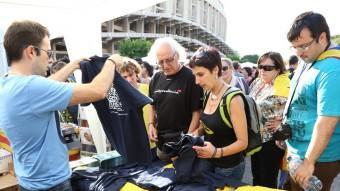 Assistents al concert del Camp Nou comprant samarretes commemoratives del de la Devesa de Girona A. PUIG