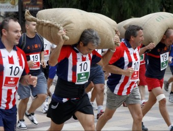 La cursa de portadors de sacs d'avellanes és un dels actes més esperats TJERK VAN DER MEULEN