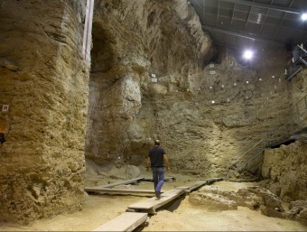 A l'Abric Romaní s'han excavat 14 nivells i s'ha arribat als 60.000 anys d'antiguitat J.C. León