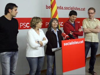 Els quatre exregidors del PSC, en una imatge d'arxiu amb la candidata socialista Encarna Sánchez ACN