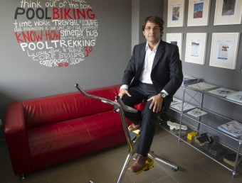 El fundador de Poolbike, Ferran Bosque, damunt d'un dels seus models de bicicleta per pedalejar sota l'aigua.  JOSÉ CARLOS LEÓN