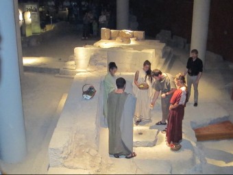 Animació teatral d'un soterrament romà. CEDIDA