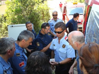 Un nombrós contingent de bombers i mossos es va desplegar a Llorà JORDI RIBOT / ICONNA