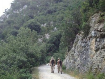 Dos dels militars vestits de camuflatge, al camí de Sadernes a Sant Aniol. EL PUNT AVUI