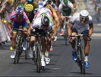 Kittel, a la dreta, bat Cavendish en l'esprint de l'etapa d'ahir EFE