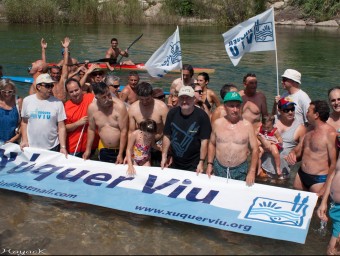 Membres de Xúquer Viu en l'activitat de bany al riu d'una anterior edició. ARXIU