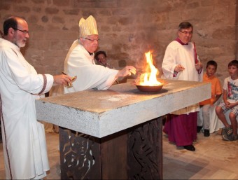 El bisbe de Girona, en un dels ritus que formen part de la sacralització del nou altar del monestir de Santa Maria de Cervià de Ter. JOAN SABATER