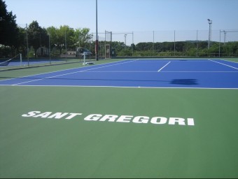 Imatge d'una de les pistes municipals de tennis, ahir al matí. L'Ajuntament preveu que s'estrenin demà J.F