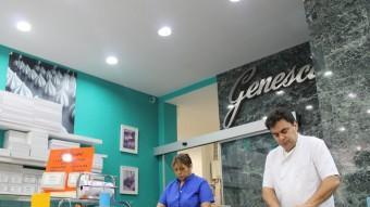 Joaquim Genescà treballant a la botiga ubicada a la Rambla de Sabadell JORDI ALEMANY