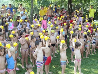 Els infants de la piscina d'Olot a la presentació de la campanya.
