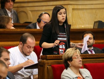 Isabel Vallet intervé des de l'escó del Parlament Català. ANDREU PUIG