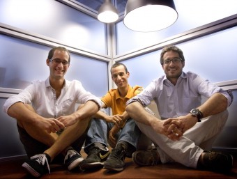 Ignasi Vilajosana, fundador de Worldsensing, amb els becaris Santi Muñoz i Àlex Viladegut