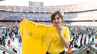 Carme Forcadell, el dia del concert al Camp Nou, amb la samarreta ANC