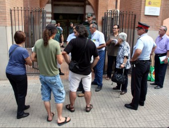 Propietaris afectats per les expropiacions del TAV ahir a la subdelegació del govern espanyol a Girona. TANIA TAPIA,/ ACN
