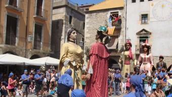 Els gegants ballen diumenge al migdia en la plaça de la Vila  EL PUNT AVUI