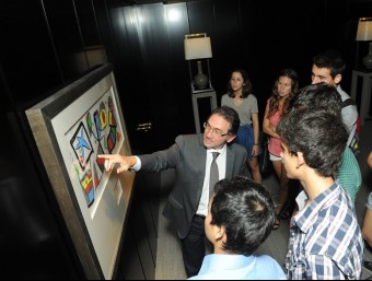 Jaume Giró, director general adjunt de CaixaBank, amb els participants en el projecte Leading Program.  ARXIU