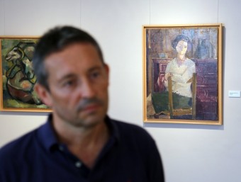 Jorge Gómez, a l'exposició del Reial Cercle Artístic, amb un retrat de la dona de Joan Capella, la Maria Pilar, sempre present en la seva obra QUIM PUIG