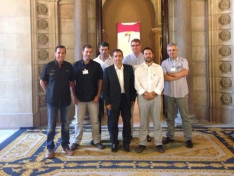 La delegació amb tots els grups municipals de Sant Julià de Ramis en la seva visita al Parlament la setmana passada EL PUNT AVUI