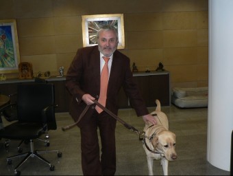 Xavier Grau amb el gos pigall a la seu de Barcelona. PAU LANAO