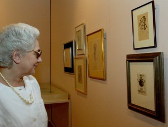 La vídua de Santos Torroella, Maria Teresa Bermejo, a la presentació de l'exposició que es va fer el 2004 al Museu d'Història de Girona MIQUEL RUIZ
