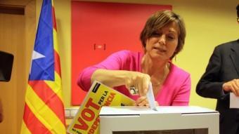 Carme Forcadell dipositant el seu vot en la campanya de l'Assemblea Nacional Catalana ACN