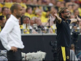 Pep Guardiola i Jürgen Klopp, en una acció a la banda del Signal Iduna Park de Dortmund. WOLFGANG RATTAY / REUTERS