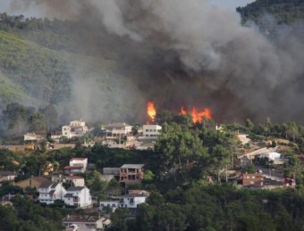 Les flames amenacen algunes de les cases de la urbanització la Selva Negra de Vallirana