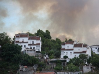 Cases e les urbanitzacions de Vallirana amenaçades per les flames, ahir al vespre ESTHER ROMAGOSA/ ACN