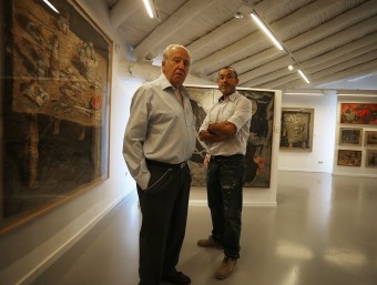 Carlos de Aguilera (en primer terme) i l'artista Miguel Rasero , retratats ahir en un dels àmbits de la Fundació Perramon de Ventalló MANEL LLADÓ