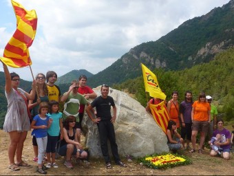 Un grup de participants a l'aplec de l'any passat, en el monòlit en memòria de Xirinacs. R. E