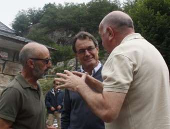 El president de la Generalita, Artur Mas, parla amb el Síndic d'Aran, Carlos Barrera, i el guia d'Aran Park ACN