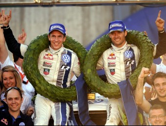 Ogier (dreta), Julien Ingrassia i els membres de VW celebren el triomf a Finlàndia AFP