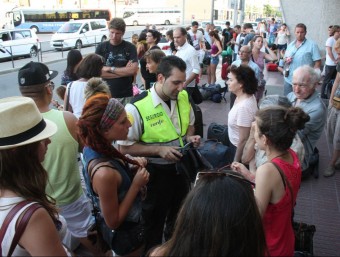 Els usuaris demanaven informació diumenge als membres del servei de seguretat de l'estació de Girona ACN