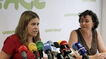 La responsable de costes de Greenpeace, Pilar Marcos (e) i María José Caballero, responsable de campanyes, durant la presentació de l'informe aquest dijous a Madrid EFE