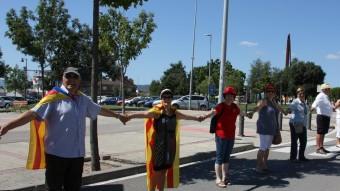 Participants a la cadena humana a Vic, a prop del punt final del recorregut davant del monument a Jacint Verdaguer ACN