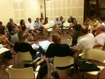 Els assistents a la segona reunió que es va fer a la biblioteca Joan Vinyoli organitzada per la plataforma No a la MAT. EL PUNT AVUI